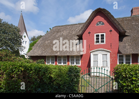 Casa di paglia e chiesa, Nebel village, Amrum Island, Nord Friesland, Schleswig-Holstein, Germania Foto Stock