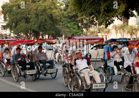 Turisti asiatici in cyclo, Hanoi Old Quarter, Vietnam Foto Stock