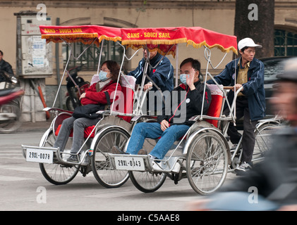 Turisti asiatici in cyclo, Hanoi Old Quarter, Vietnam Foto Stock