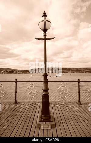 Lampada vittoriana sul molo a Swanage, Dorset, Inghilterra. Foto Stock