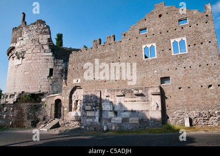 L antico Mausoleo di Cecilia Metella a Roma Foto Stock