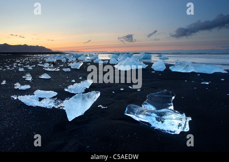 Grandi pezzi di ghiaccio del ghiacciaio sulla spiaggia di sabbia nera, Jökulsárlón, Islanda. Foto Stock