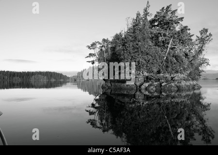 Foto in bianco e nero di un'isola della rotta isola gruppo di sunrise Foto Stock