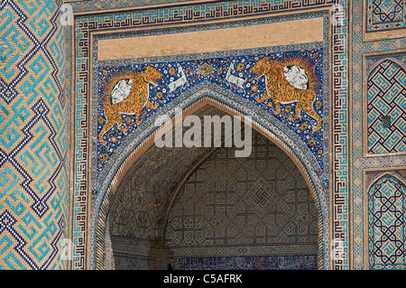 Portico di Sher Dor madrasa sulla piazza Registan, Samarcanda, Uzbekistan Foto Stock