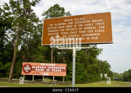 Segno in ingresso alla Alabama Coushatta indiano prenotazione nel Texas orientale. Le tribù originariamente si stabilirono in Texas nel 1780s Foto Stock