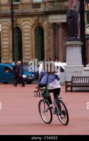 Escursioni in bicicletta attraverso George Square, Glasgow Foto Stock