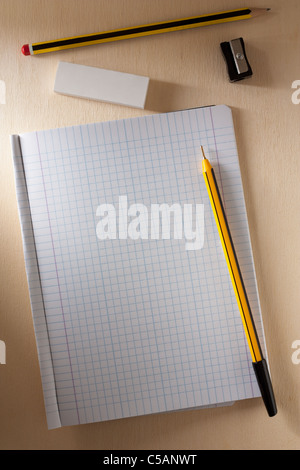 Vuoto il Quaderno con una penna, una matita gomma e temperamatite Foto Stock