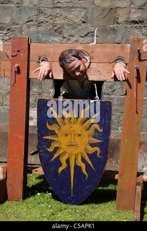 Uomo in costume medievale in stock Foto Stock