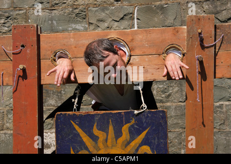 Uomo in costume medievale in stock Foto Stock