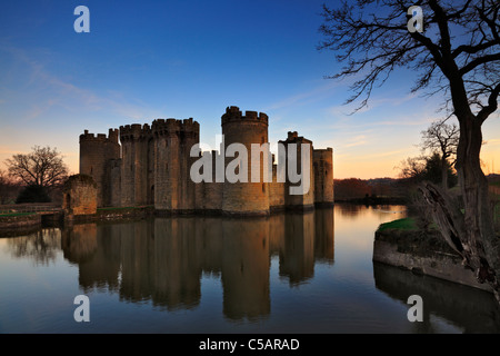 Il Castello di Bodiam al crepuscolo, East Sussex Foto Stock