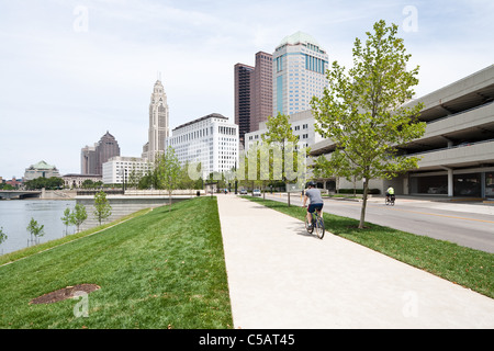 Il centro di Columbus come si vede dal Scioto miglio park. Foto Stock