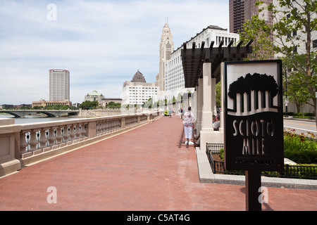 Il centro di Columbus come si vede dal Scioto miglio park. Foto Stock