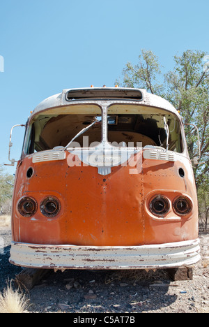 Un vecchio abbandonato bus Flxible siede in un lotto vacante in Carrizozo, Nuovo Messico. Foto Stock