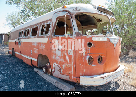 Un vecchio abbandonato bus Flxible siede in un lotto vacante in Carrizozo, Nuovo Messico. Foto Stock