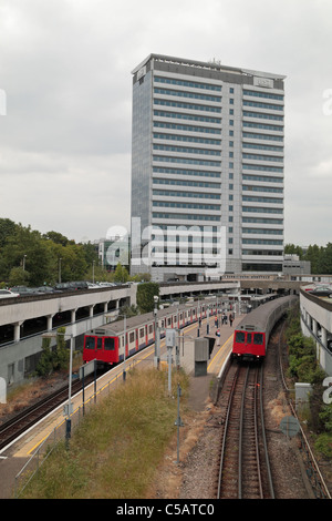 Il Gunnesbury della metropolitana stazione sulla Chiswick High Road, Londra UK (visto dal Wellesley Road). Foto Stock