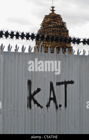 Graffiti settari in un recinto a Belfast. KAT = uccidere tutti Taigs (Cattolici) con un grande falò dietro Foto Stock