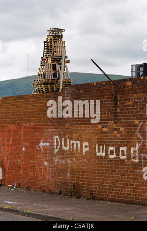 Frase tradizionale 'Dump legno " scritto su una parete a Belfast in corrispondenza di un sito di falò Foto Stock