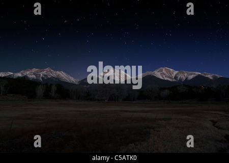 Luna piena impostazione su Jones picco (13,712'), Mt. Bianco (13,667') & Mt. Antero (14,269'), Chaffee County, Colorado. Foto Stock