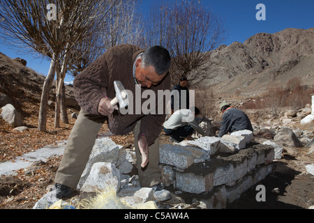 Ghiacciaio artificiale progetto in Nang. Ci sono dieci progetti simili nella regione di portare acqua ai villaggi locali. Foto Stock