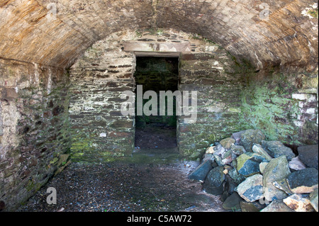 In disuso edificio in pietra facente parte di Fishguard Fort, difendendo la Città Bassa porto costruito nel 1780. Foto Stock