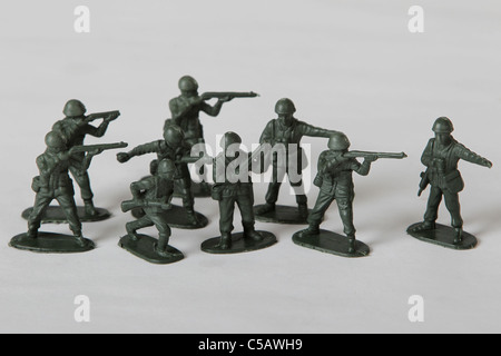 Studio shot di un gruppo di piccole verde giocattolo di plastica soldati. Foto Stock