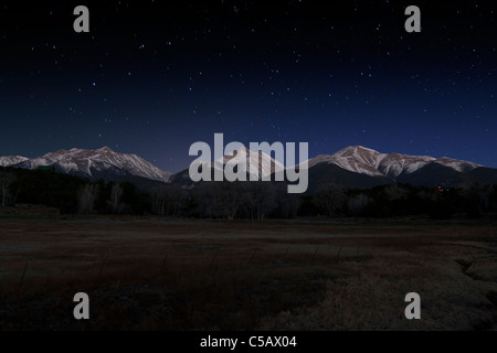 Luna piena impostazione su Jones picco (13,712'), Mt. Bianco (13,667') & Mt. Antero (14,269'), Chaffee County, Colorado Foto Stock