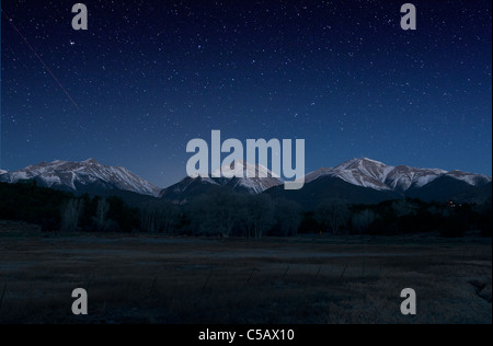 Luna piena impostazione su Jones picco (13,712'), Mt. Bianco (13,667') & Mt. Antero (14,269'), Chaffee County, Colorado. Foto Stock