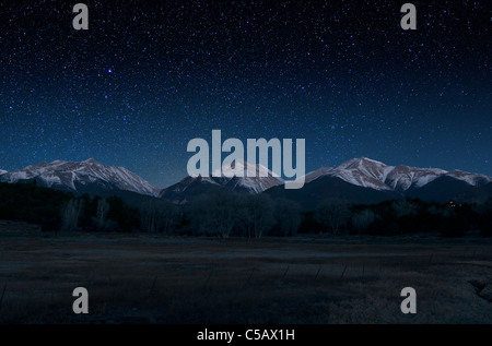 Star riempito il cielo della collegiata picchi, Sawatch Range, Chaffee County, Colorado, STATI UNITI D'AMERICA Foto Stock