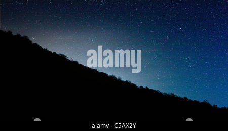 La luna piena sorge sopra il piccolo paese di montagna di salida, Colorado, STATI UNITI D'AMERICA Foto Stock