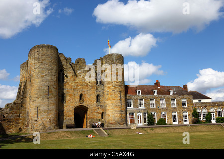 La principale gemella torreggiato gatehouse del castello e della residenza di Tonbridge, Tonbridge, Kent, Inghilterra Foto Stock