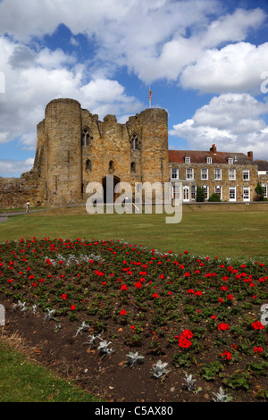 Principale twin torreggiato gatehouse del castello di Tonbridge, palazzo e gerani in letto di fiori in terreni, Tonbridge, Kent, Inghilterra Foto Stock