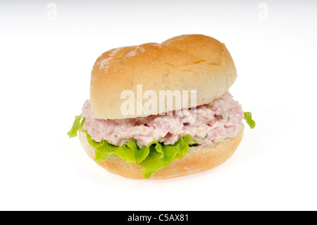 Insalata di prosciutto panino con lattuga in un rotolo su sfondo bianco isolato Foto Stock