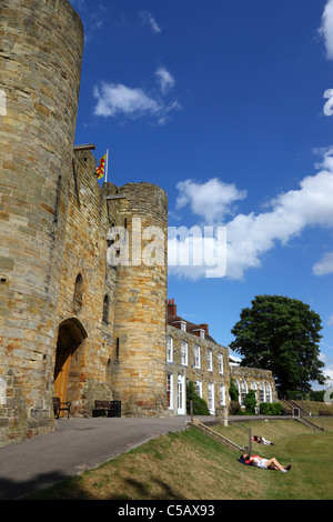 Principale gemello torreggiato gatehouse del castello di Tonbridge, Kent, Inghilterra Foto Stock