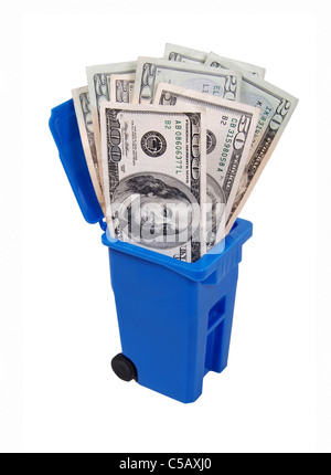 Il riciclaggio consente di risparmiare denaro rappresentato da un cestino pieno di soldi - percorso incluso Foto Stock