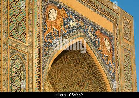 Portico di Sher Dor madrasa sulla piazza Registan, Samarcanda, Uzbekistan Foto Stock