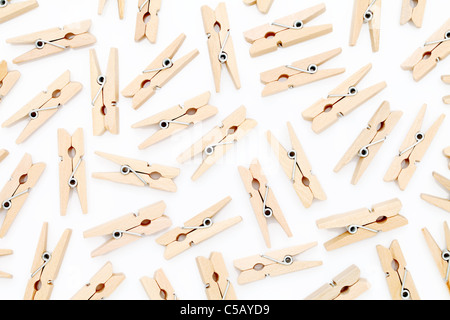 Clothespin isolati su sfondo bianco Foto Stock