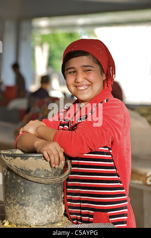 Ritratto di mercato uzbeko venditore Samarcanda, Uzbekistan Foto Stock