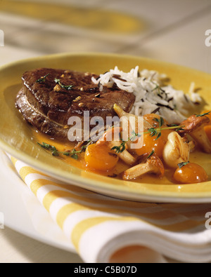 Il filet - bistecca con physalis e chanterelle Foto Stock