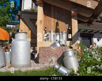 Alte Milchannen als Dekoration im Garten Sasbachwalden Schwarzwald, vecchi contenitori del latte come decorazione in un giardino, foresta nera Foto Stock