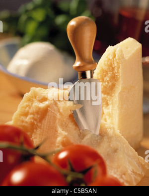 Still Italian kitchen: Parmesan cheese with parmesan knife Foto Stock
