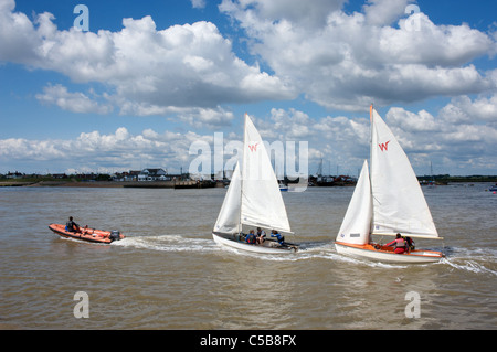I marinai sotto le lezioni sul fiume Deben, Bawdsey traghetto, guardando verso Felixstowe Ferry, Suffolk, Regno Unito Foto Stock