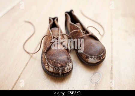 Coppia artigianale di scarpe da bambino Foto Stock