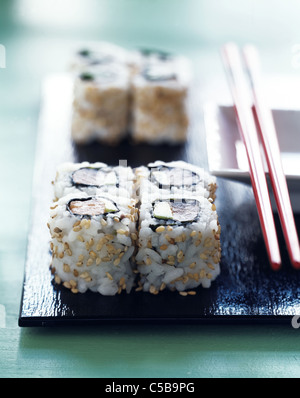 Uramaki - Sushi con salmone e avocado Foto Stock