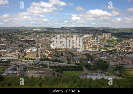 West Yorkshire città di Halifax visto dal Beacon Hill si affaccia sul centro città Foto Stock