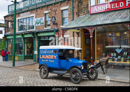 Consegna Vintage van davanti ai negozi sulla strada alta, la città, Beamish Open Air Museum, County Durham, North East England Foto Stock