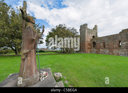 Statua di San Aidan (da Kathleen Parbury) in motivi di Lindisfarne Priory, Isola Santa, Northumberland, North East England, Regno Unito Foto Stock
