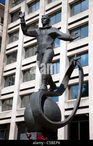 Statua di cosmonauta russo Yuri Gagarin, The Mall London Foto Stock