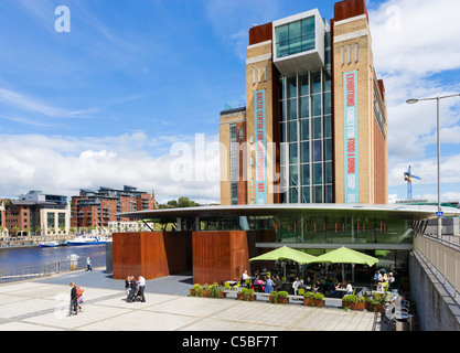 Il Baltic Centre for Contemporary Arts sul fiume Tyne, Quayside, Gateshead, Tyne and Wear, Regno Unito Foto Stock