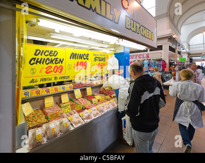 I macellai in stallo la storica Grainger Mercato, Grainger Town, Newcastle upon Tyne, Tyne and Wear, Regno Unito Foto Stock