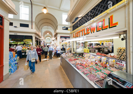 I macellai in stallo la storica Grainger Mercato, Grainger Town, Newcastle upon Tyne, Tyne and Wear, Regno Unito Foto Stock